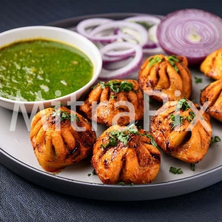 tandoori-momos-with-mint-chutney-and-sliced-onions