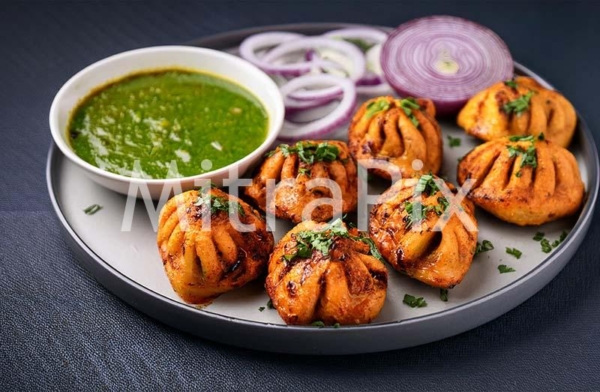 tandoori-momos-with-mint-chutney-and-sliced-onions