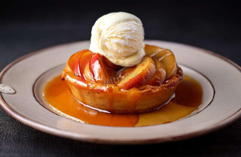 caramelized-tarte-tatin-with-vanilla-ice-cream
